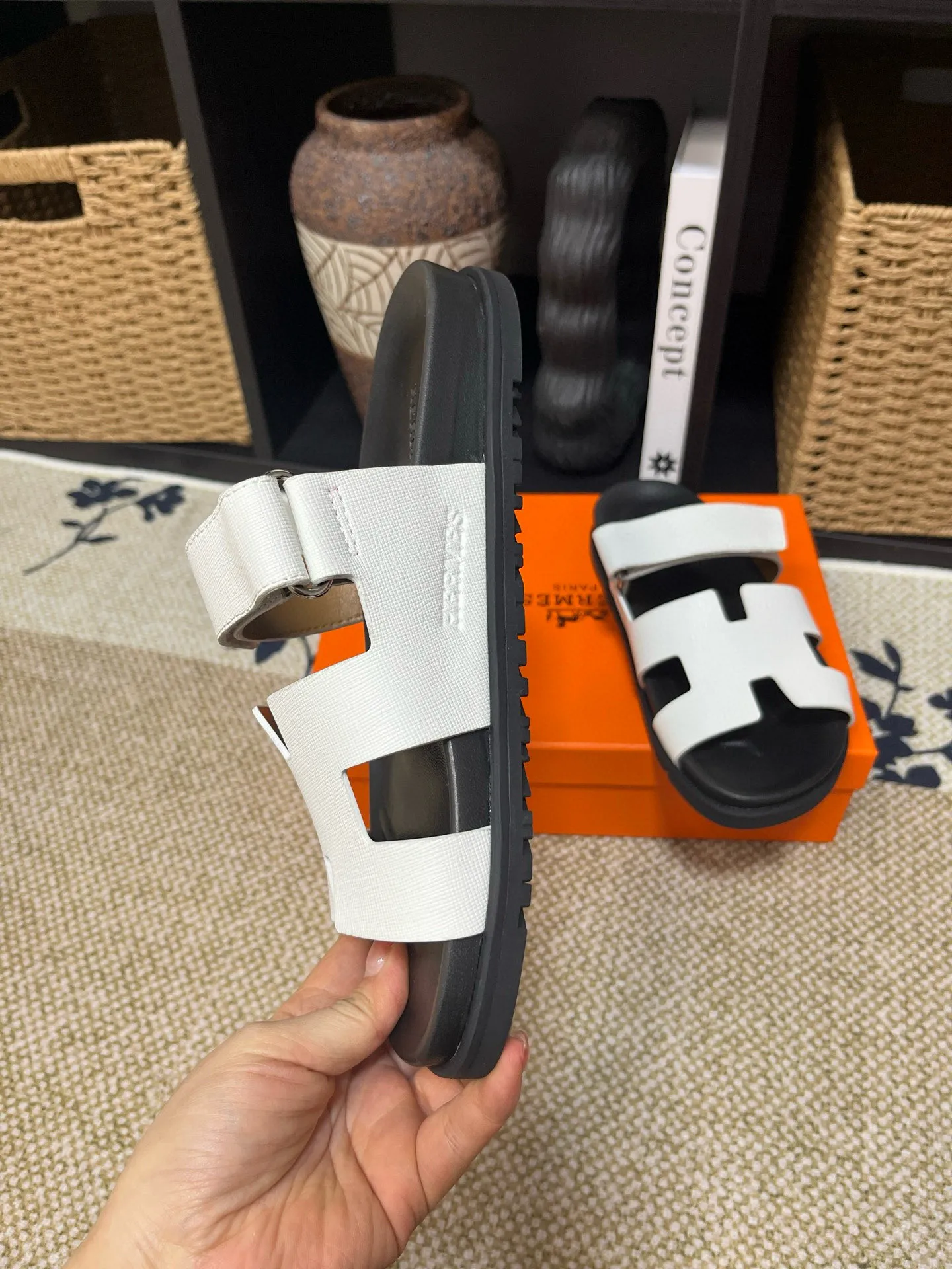 Factory price: 340💰Long-term availability Hermes men's Kazimir slippers for couples - top quality, Hermès woven calfskin functional sandals. The interwoven upper inspired by the "H" iconic pattern creates a casual look, which can be said to be a good companion for summer. Imported cowhide + cowhide lining + TU men's shoes💰Outsole Size: 35-46